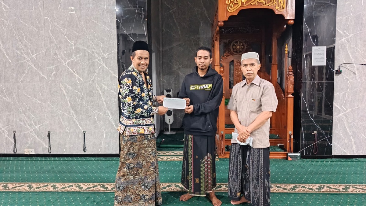 Muharram, Masjid Al Basyirah Bagikan Donasi ke 20 Anak Yatim, 10 Dhua’fa